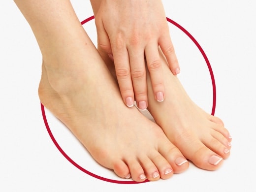 Memahami Infeksi Jamur Kuku & Cara Menghilangkannya | Canesten - Tampak dekat kaki wanita dengan kuku cantik dan sehat setelah perawatan Canesten