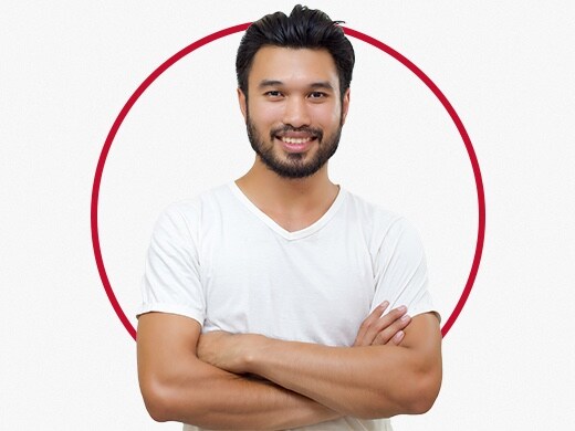 pemuda  yang tersenyum berdiri dengan percaya diri dan mengenakan kaos putih, bahagia setelah perawatan gatal di selangkangan dengan Canesten