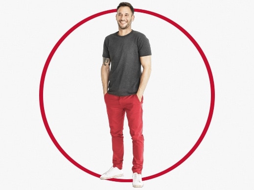 seorang pria dengan baju hitam dan jeans merah merasa nyaman pada kulit menggunakan canesten