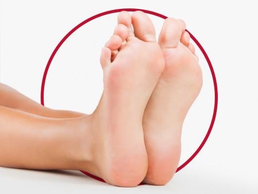 tampak dekat kaki wanita yang cantik dan sehat setelah perawatan Canesten