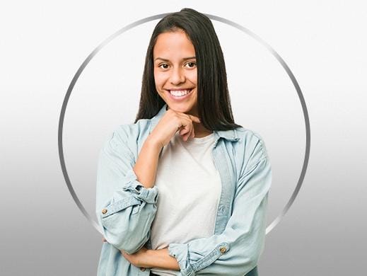 Kadas/Kurap: Gejala, Penyebab, dan Pengobatan | Canesten - Wanita muda dengan rambut panjang dengan jaket denim biru tersenyum setelah perawatan Canesten